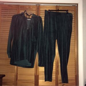 Cable & Gauge Velour Zip-Up Top and matching pants, EUC